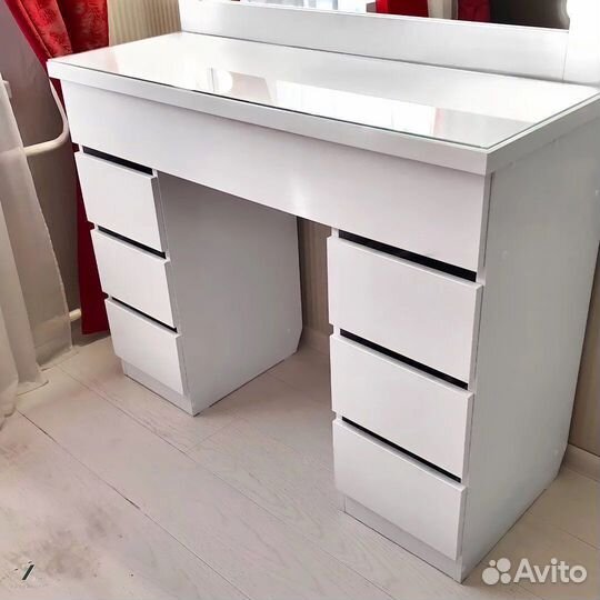 Туалетный столик с гримёрным зеркалом визажиста