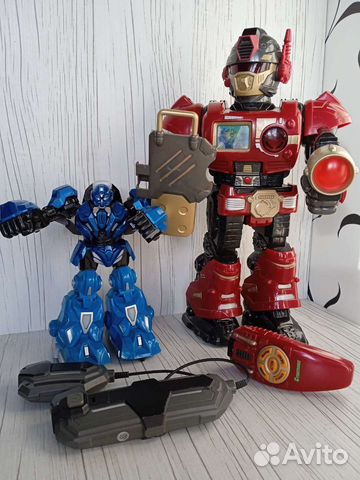 Игрушки: 2 робота с пультом