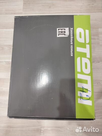 Хоккейные коньки v76 новые