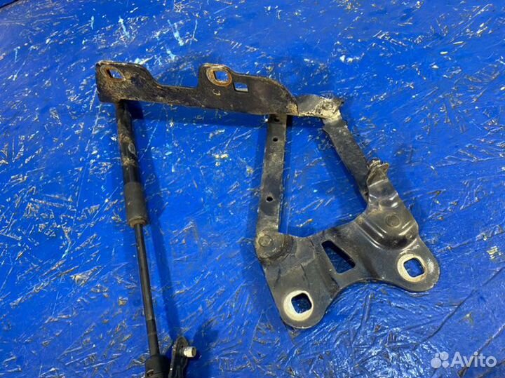 Петля капота левая Land Rover Range Rover Sport 2