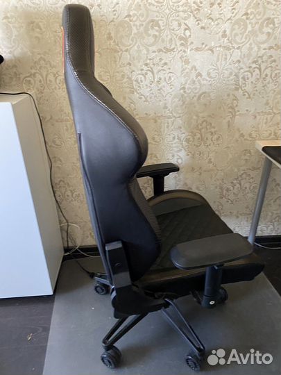 Комптютерное кресло cougar armor titan b