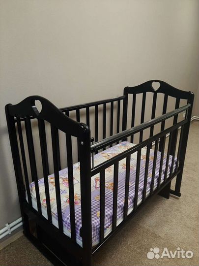 Детская кроватка с маятником