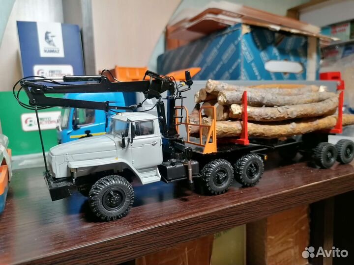 Модель Урал-4320/43202 лесовоз с манипулятором