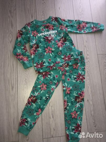 Продам костюм для девочки