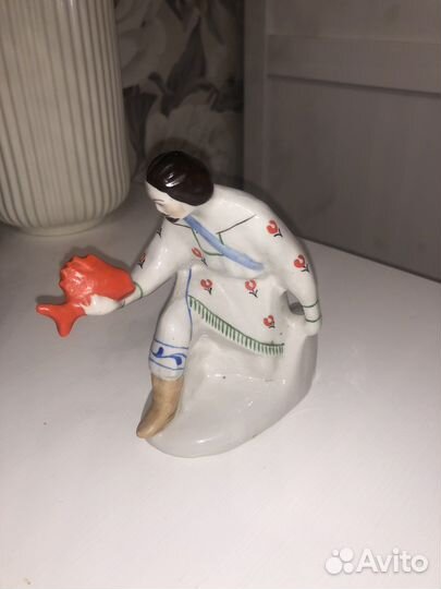 Фарфоровая статуэтка старик и золотая рыбка