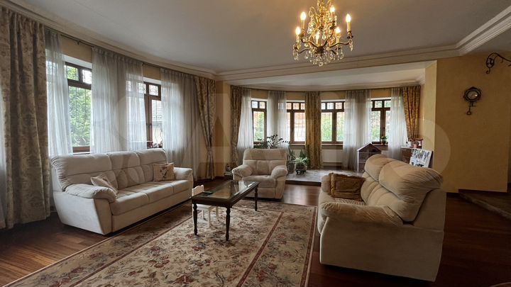 Коттедж 552 м² на участке 15 сот.