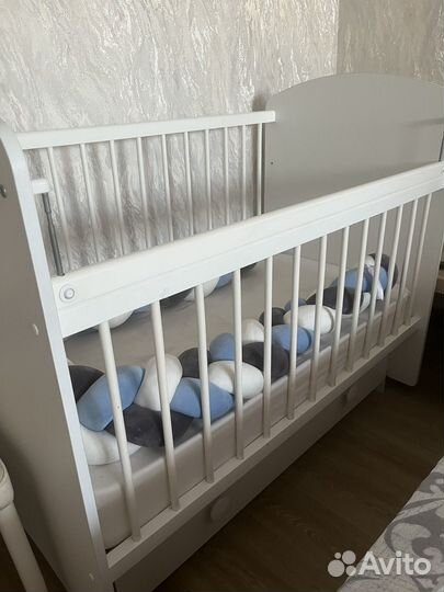 Кроватка детская с маятником и ящиком