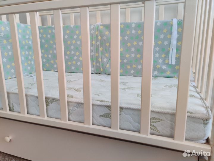 Детская кроватка с маятником и ящиком