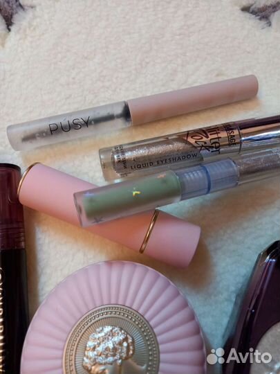 Набор косметики пудра, хайлайтер, румяна и тд