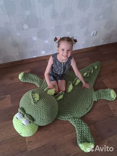 Вязаный детский коврик/ Мягкая игрушка / Динозавр