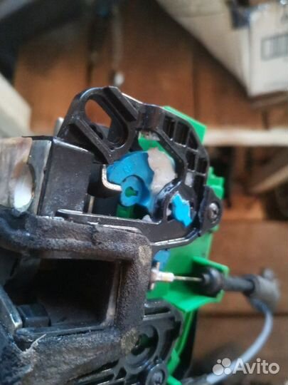 Замок двери передний правый Hyundai Solaris G4FC