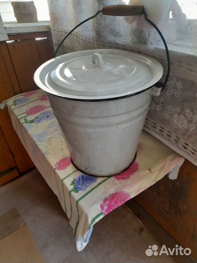 Эмалированное ведро с крышкой