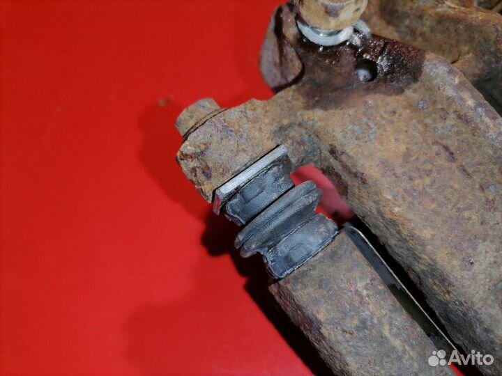 Суппорт задний левый Toyota Corolla ZZE121L 3ZZ-FE