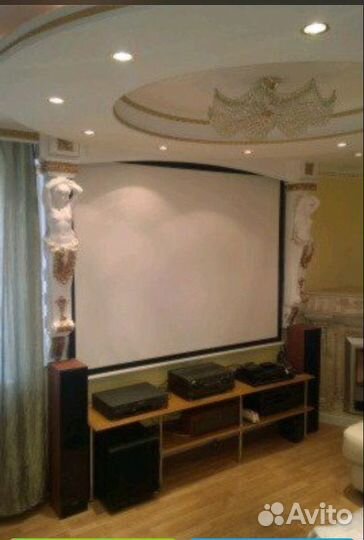 Кариатида-статуя женщины из гипса