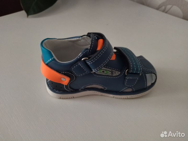 Левая сандалька 23 размера, правая потеряна