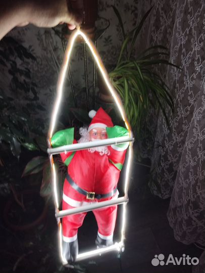 Дед мороз на лестнице, на окно