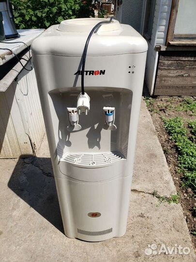 Кулер для воды напольный