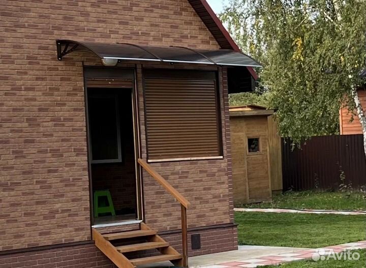 Козырек над крыльцом
