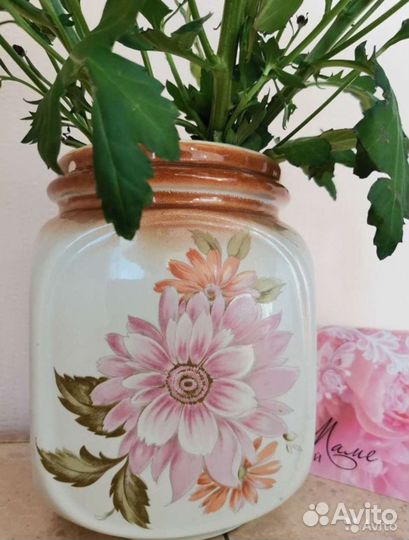 Глиняная ваза с крышкой