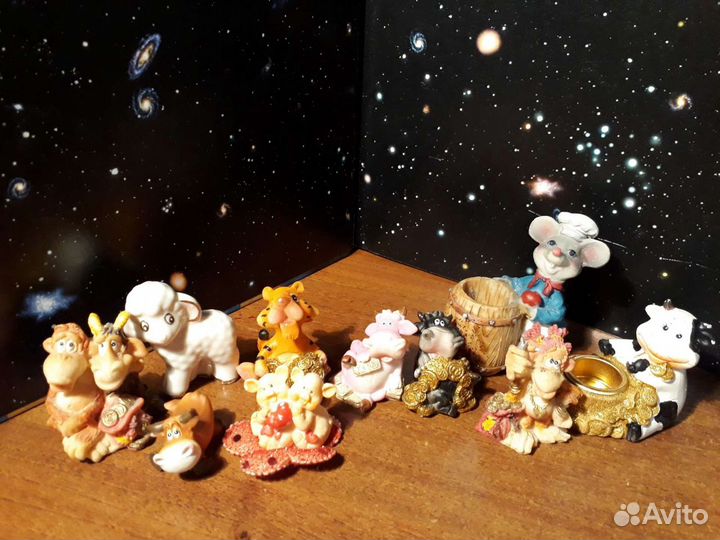 11 маленьких фигурок (символ года)