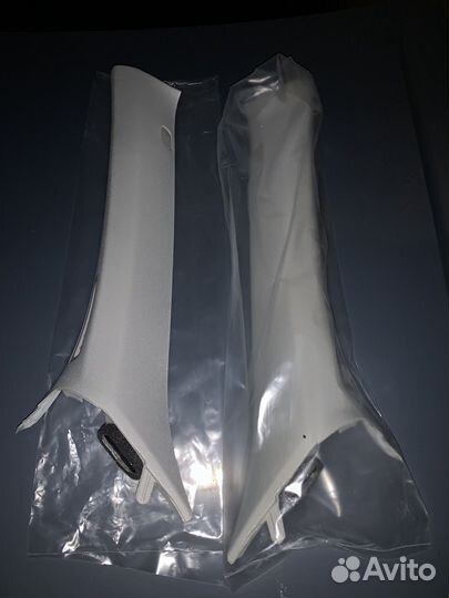 Обшитвки передних стоек на Volvo XC90 2023 года