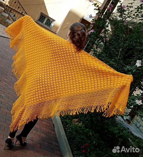 Вязаная шаль крючком Солнечная