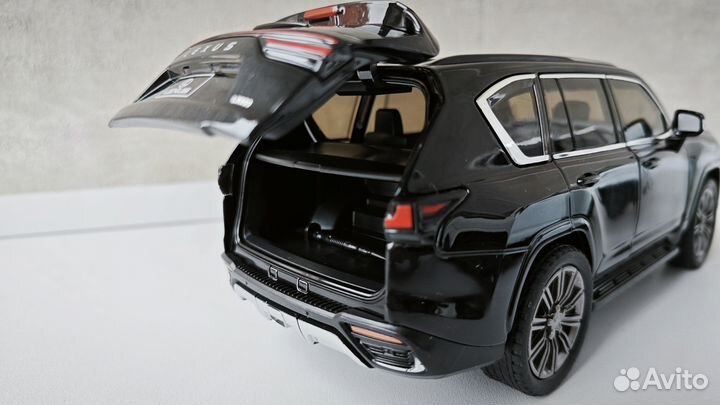 Модель 1:24 Lexus LX600
