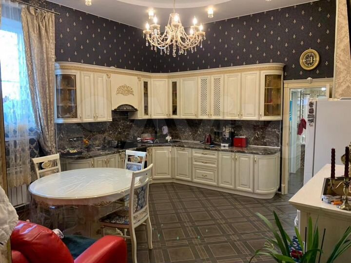 Доля в 2-к. квартире, 65 м², 2/3 эт.