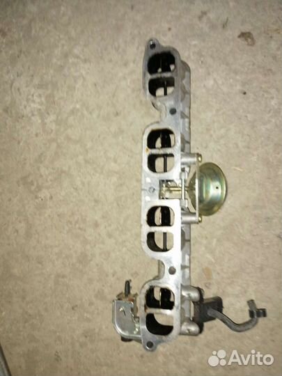 Toyota Avensis II 2.0 Заслонки впускного коллектор