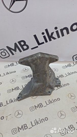 Кронштейн двигателя правый Mercedes M275