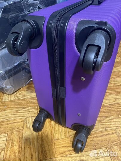 Чемодан на колесах средний размер М