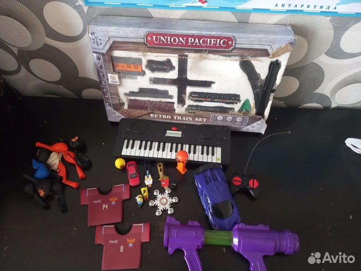 Детский синтезатор, поезд с рельсами и.тд