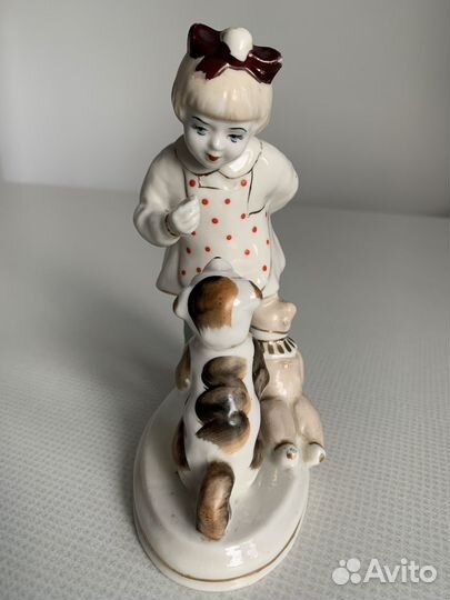 Девочка с собачкой фарфоровая статуэтка Полонне