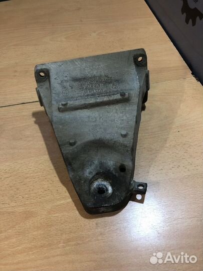 Кронштейн двигателя правый BMW 5 серия E60/E61 (20