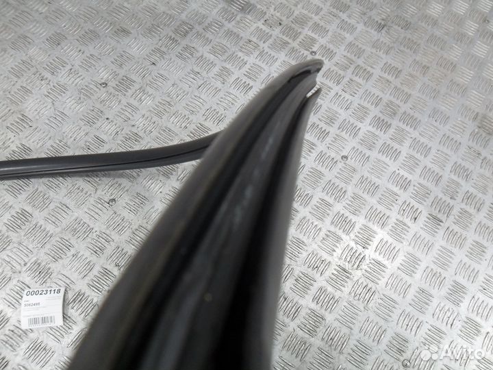 Б/У Уплотнитель заднего стекла