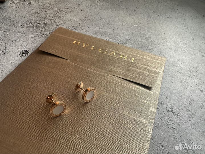 Пуссеты bvlgari, серьги bvlg в розовом, перламутр