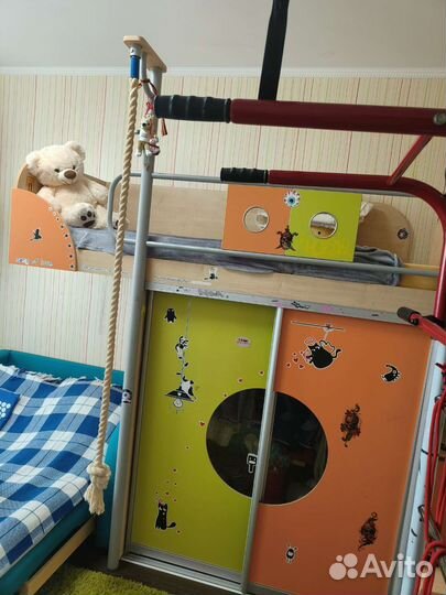 Кровать с матрасом и шкафом