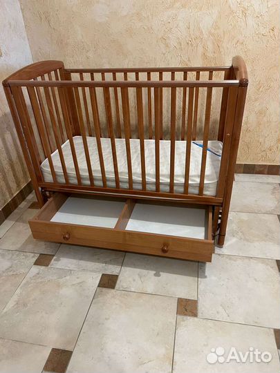 Детская кровать комод стульчик и ванночка