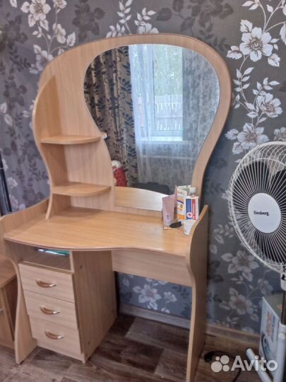 Туалетный столик (трюмо)