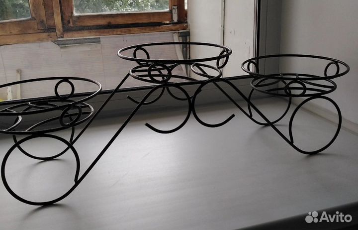 Подставка для цветов металлическая