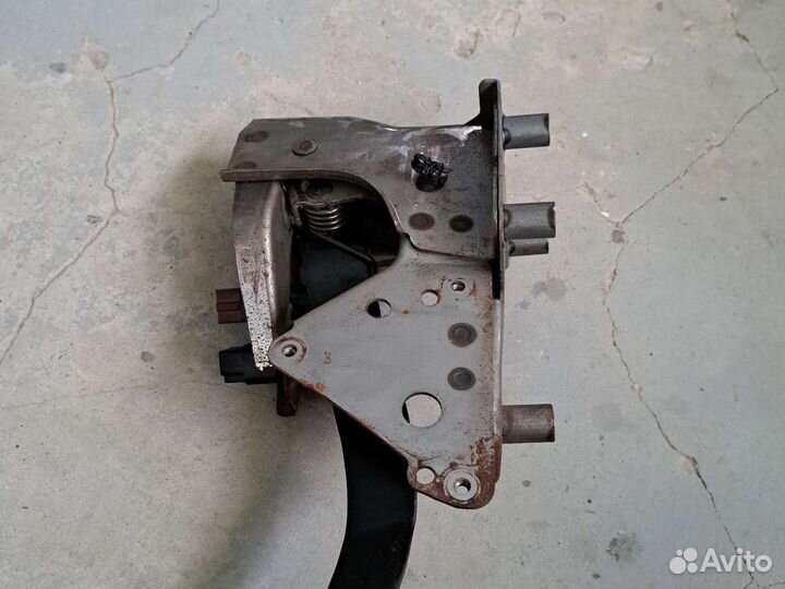 Педаль тормозов с датчиками Nissan Tiida C11