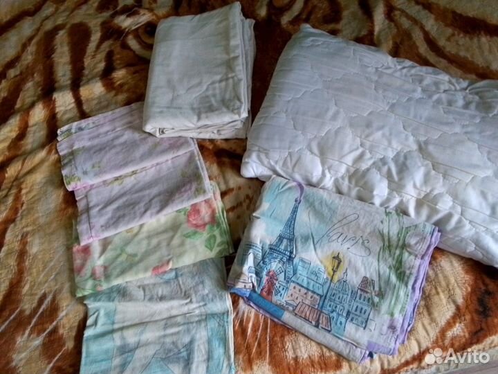 Подушка, 4 наволочки и 2 пододеяльника