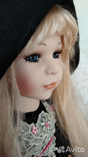 Фарфоровая коллекционная кукла Бронь