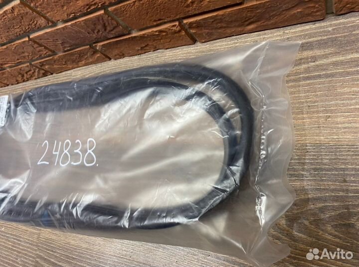 Уплотнитель двери передней правой Kia Rio 4 2017+