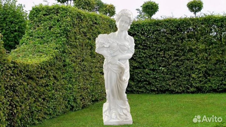 Статуя девушки из бетона с букетом