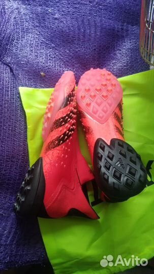 Футбольные бутсы adidas predator