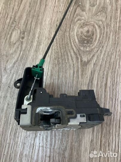 Замок двери передний правый Opel Astra H