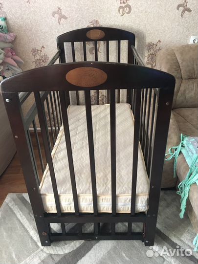 Детская кроватка с маятником