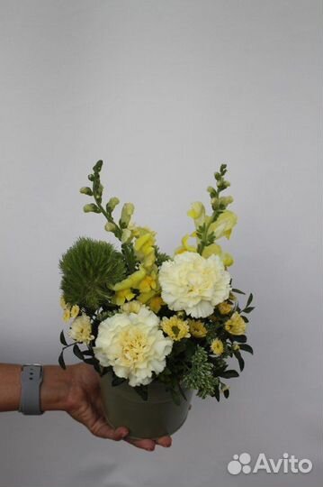 Композиция из живых цветов