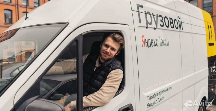 Водитель со своим грузовым авто